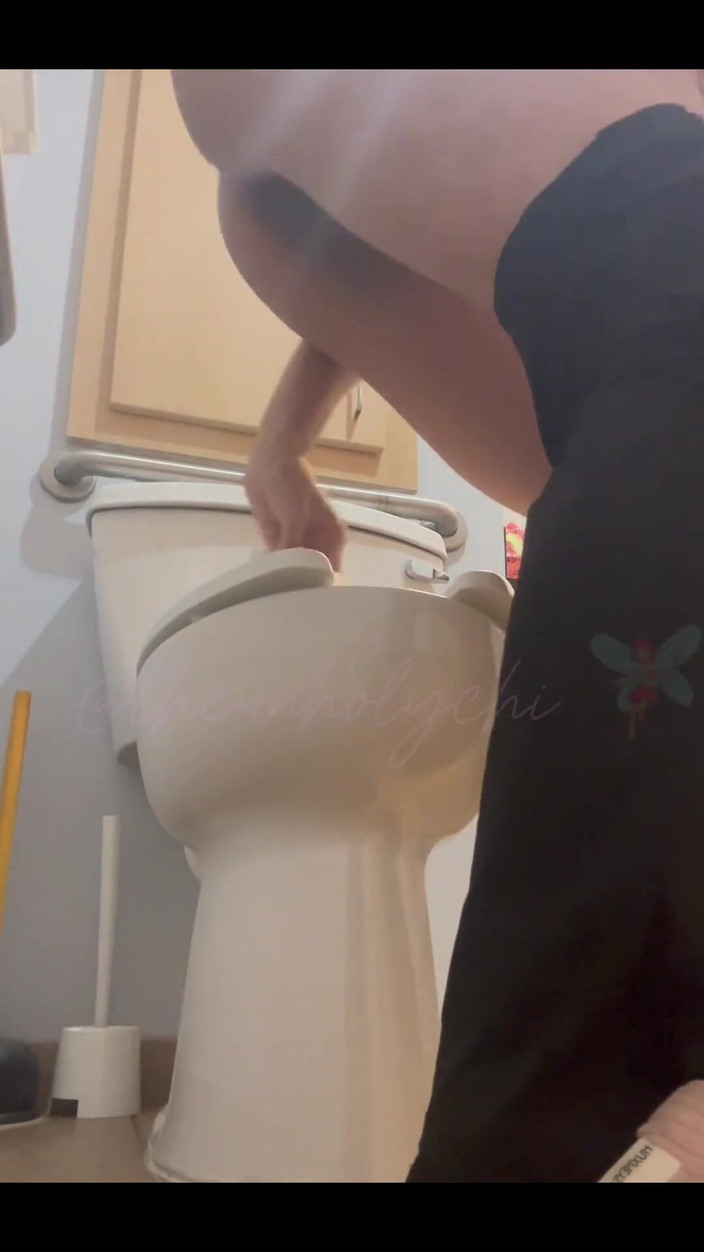 theunholychi: Zdesperowane publiczne sikanie