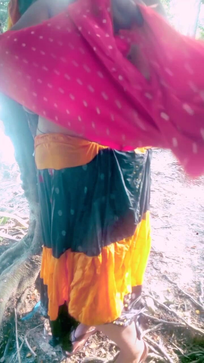 Sadia vabi: Naibroat भाभी Cjance अपनी पोशाक किनारे तालाब