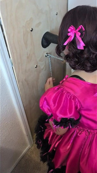 被绑住的娘娘腔女仆吮吸和操她的假阳具