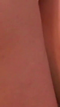 Makan pepek yang ghairah memandu MILF si rambut coklat hingga orgasme meletup