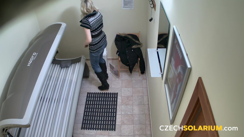 Czech Solarium: Чеський солярій 12: блондинка роздягається для свого засмаги і влаштує сексуальне шоу
