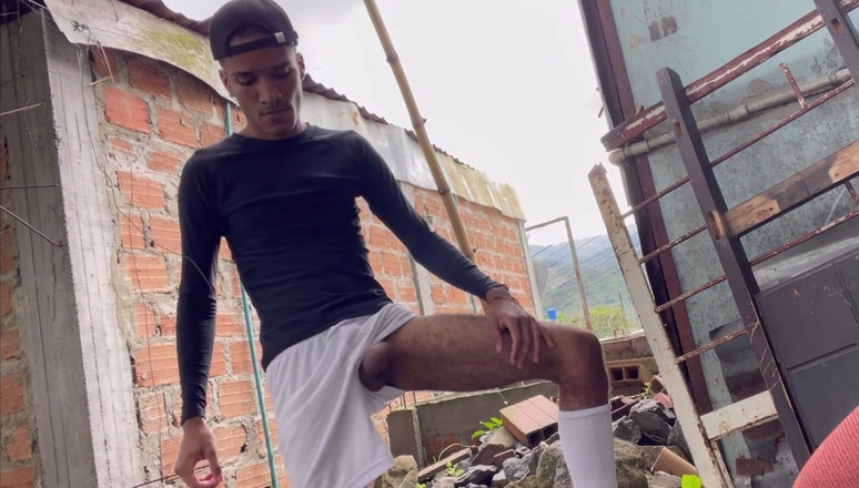 vergar4_daviid: Pesepakbola ini dientot habis-habisan di belakang rumah yang ditinggalkan!