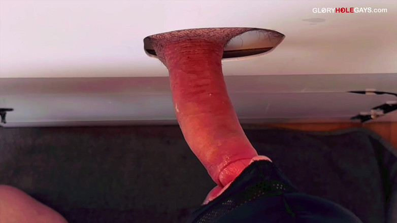 GLORYHOLEGAYS: 只是一舔。你会上瘾的在寻欢洞崇拜他未割包皮的鸡巴