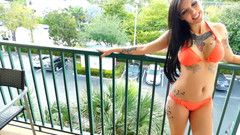 Stella Von Savage: Awek balkoni berkelip arahan melancap bersama