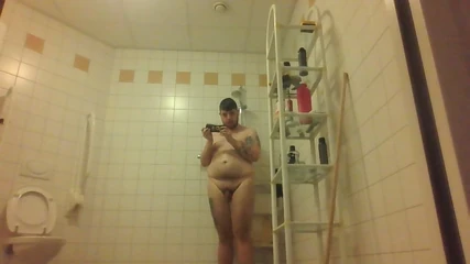 Enak banget mandi bareng-bareng sebelum nyepong dildoku