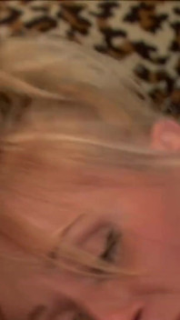 Blonda sexy se fute tare