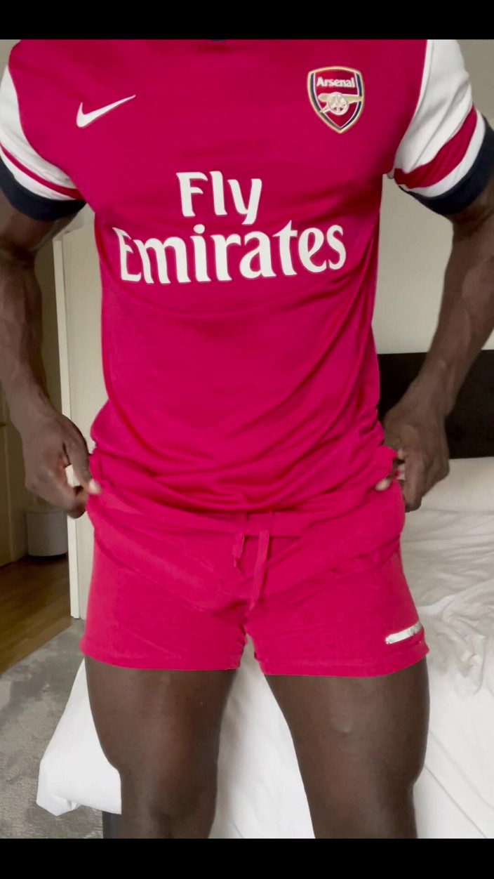 Afro Black XXX: Guardami togliermi l'abbigliamento da calcio