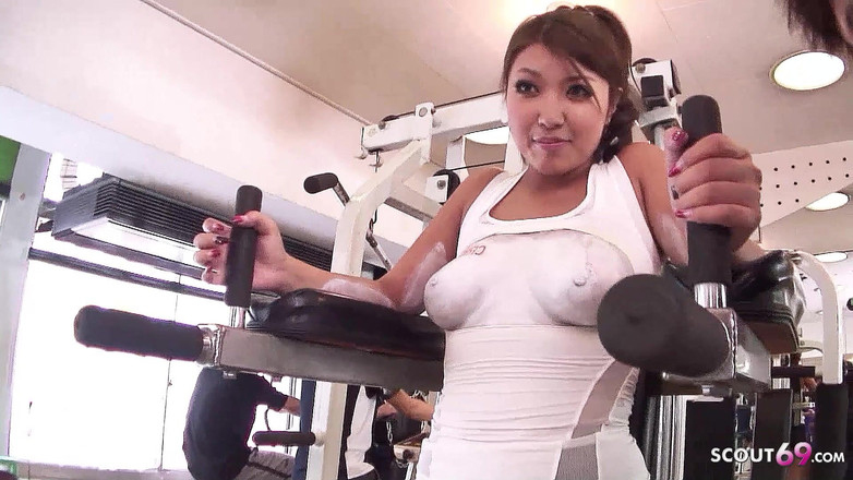 Asian porn collection: 阴毛浓密的亚洲少女在健身房群交拍摄