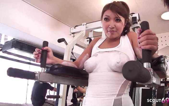 Full porn collection: Азиатскую тинку с волосатой киской сняли на видео в спортзале во время гэнгбэнга