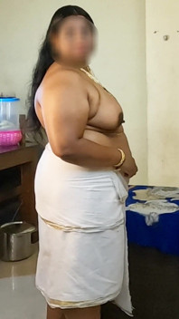 Awek India dalam pakaian tradisional, penggambaran bertelanjang atas dalam barang kemas