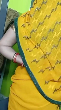 Indisches schönes bhabhi in gelber farbe, sari.