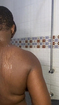 Plaisir dans la salle de bain courte