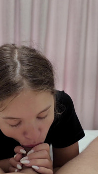 Arrapata dopo la festa, è coperta di sperma dopo il pompino gola profonda