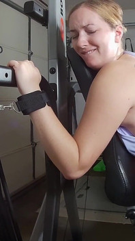 Legata in Tentazione: Emozionante Bikini Della MILF, Masturbazione E Sborrata Dentro Pecorina!