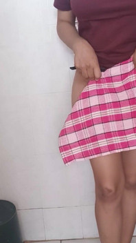 義理の妹が髪をきれいにしてからスカートを掃除しているのを捕まえました