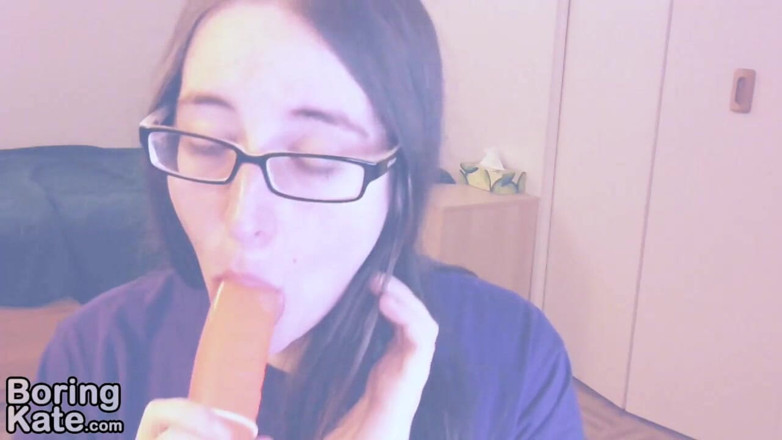 Boring Kate: Kate saje velké dildo