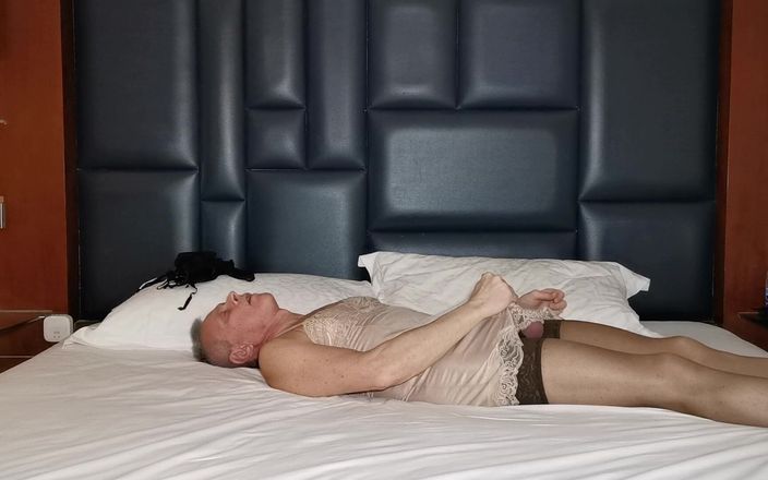 Sissy Cummy Lingerie: Nylon Sissy Slut Michelle Bangun Latihan Untuk Pertunjukan Di Hotel...