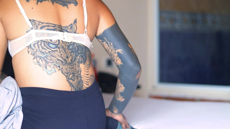 Ellie pink: Piccola sorellastra tatuata sexy cavalca il mio cazzo quando i...