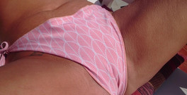 Natalie K: Hladila si prsa a třela se o moje bikiny položené...