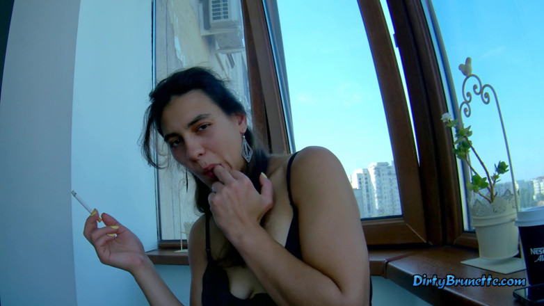 Dirty Brunette: Dedos en su coño en el balcón mientras fuma