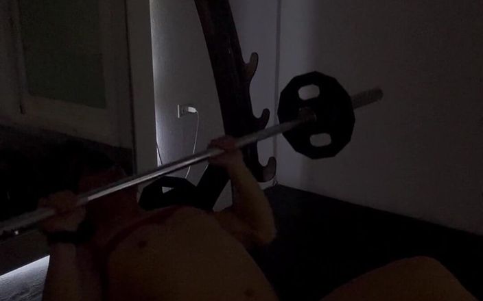 barenakedboy: 在我的长凳上撸管