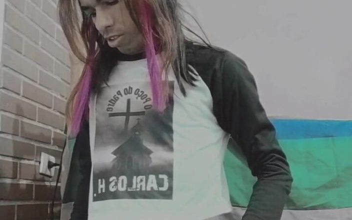 Carlos Henrique: Gadis gay ini lagi asik mainin kontol sambil bugil!