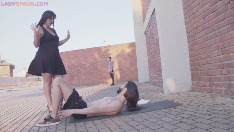 Lady Spain: Une femme mature pulpeuse a des orgasmes brutaux en faisant...