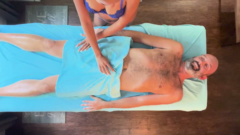 Island Boy Vids: Aria Nicole geeft massage terwijl ik op mijn gezicht zit