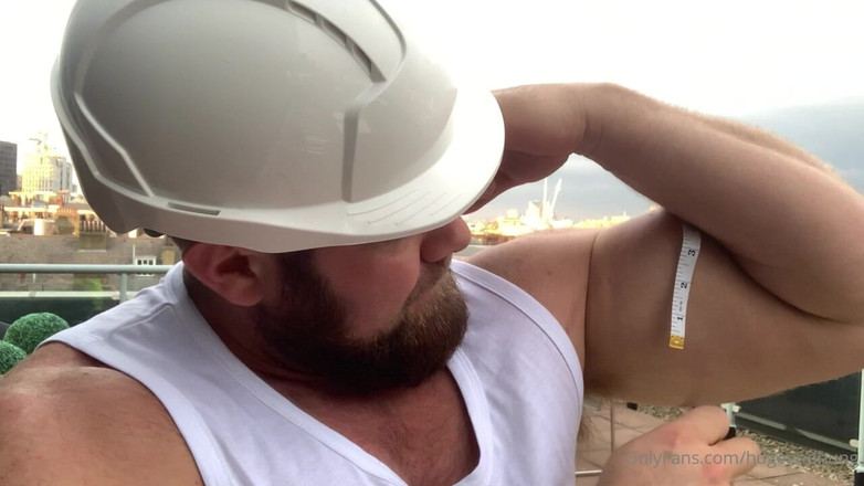 Jack stacked: Будівельник згинає м'язи, згинаючи м'язи та вимірюючи