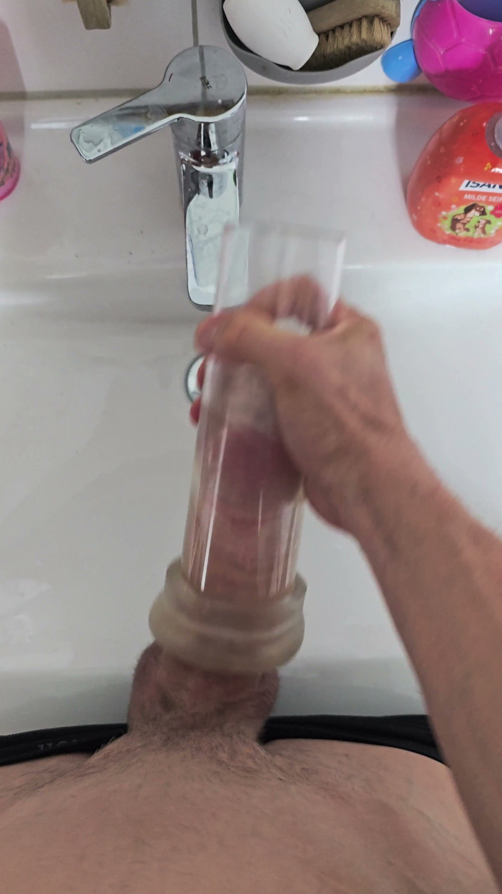 Bigdildo-Boy69: Vista completa accarezzo il mio cazzo duro in un chiaro...