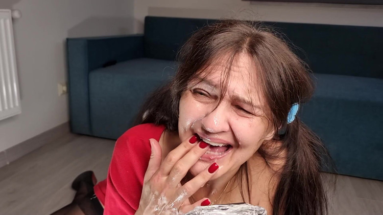 Hot Wife Nikole: Zvrácená dospělá žena v červeném