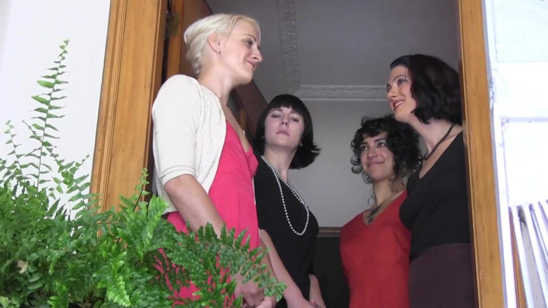 Lesbian Illusion: Seks lesbian yang keras dengan milf yang akan datang