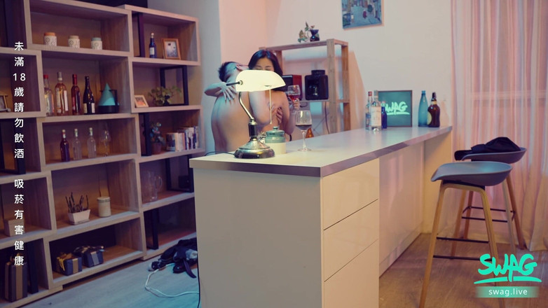 SWAG.live: Cumpără o băutură și fute fete asiatice excitate la bar