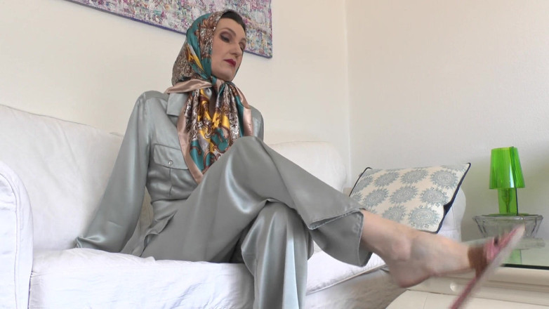 Lady Victoria Valente: De nieuwe satijnen sjaals van je stiefmoeder keren je aan!...