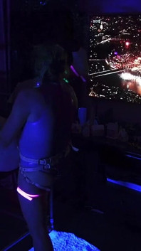 Glow in The Dark Nye - anal în cur cu vibratorul legat