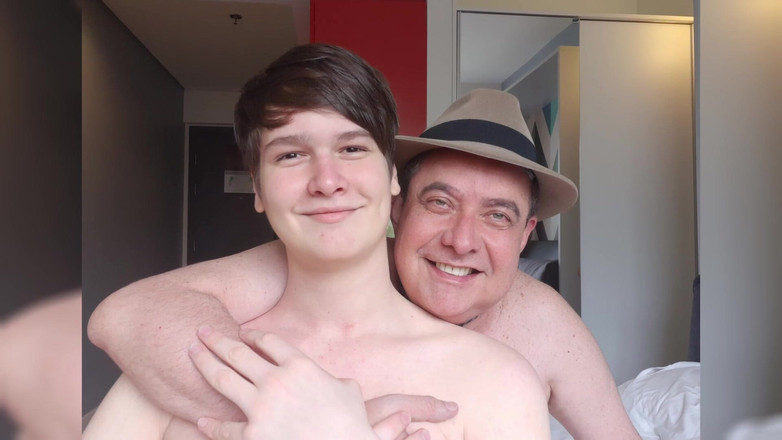 Carlos And Junior: Горячий папа раздевается