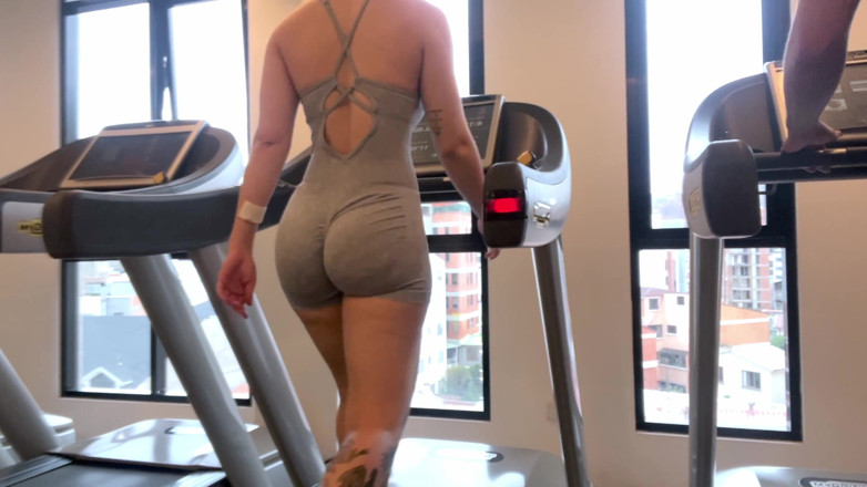 Secret Latina: Na siłowni: Dziewczyna fitness z dużym tyłkiem Bieganie na bieżni