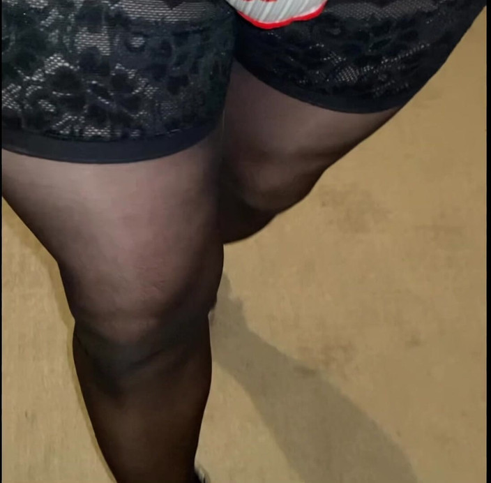 MadisonCD2025: Travesti kısa etekler ve elbiseler, topuklu ayakkabılar ve çoraplarla ve travestileri...