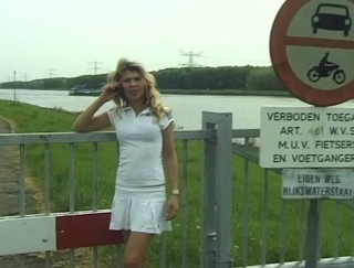 Flash Model Amateurs: Ragazza bionda carina parla al telefono e si strofina il...