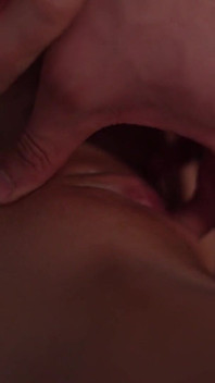 Aku ngentot memek sempit sekretarisku sampai crot banyak banget