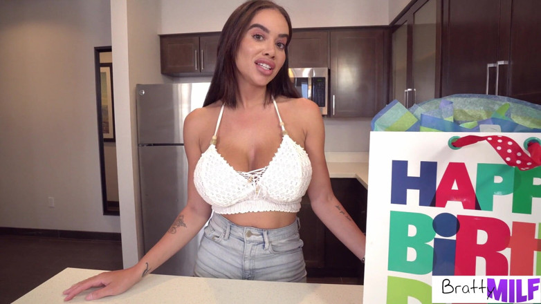 BrattyMilf: Ibu tiri memberikan saya seks hari jadi