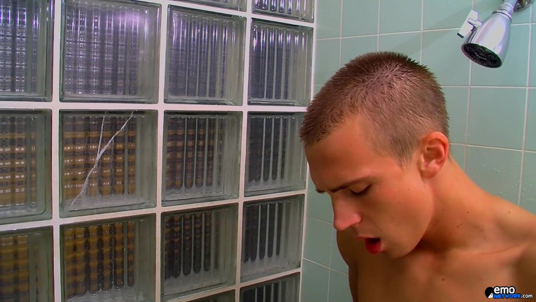 Homo Emo: Chris pantat bahenol teman-temannya!