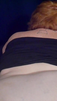 Julie Ginger se fait baiser dans des backshots rapides en POV - applaudissements sur un gros cul et caresses profondes
