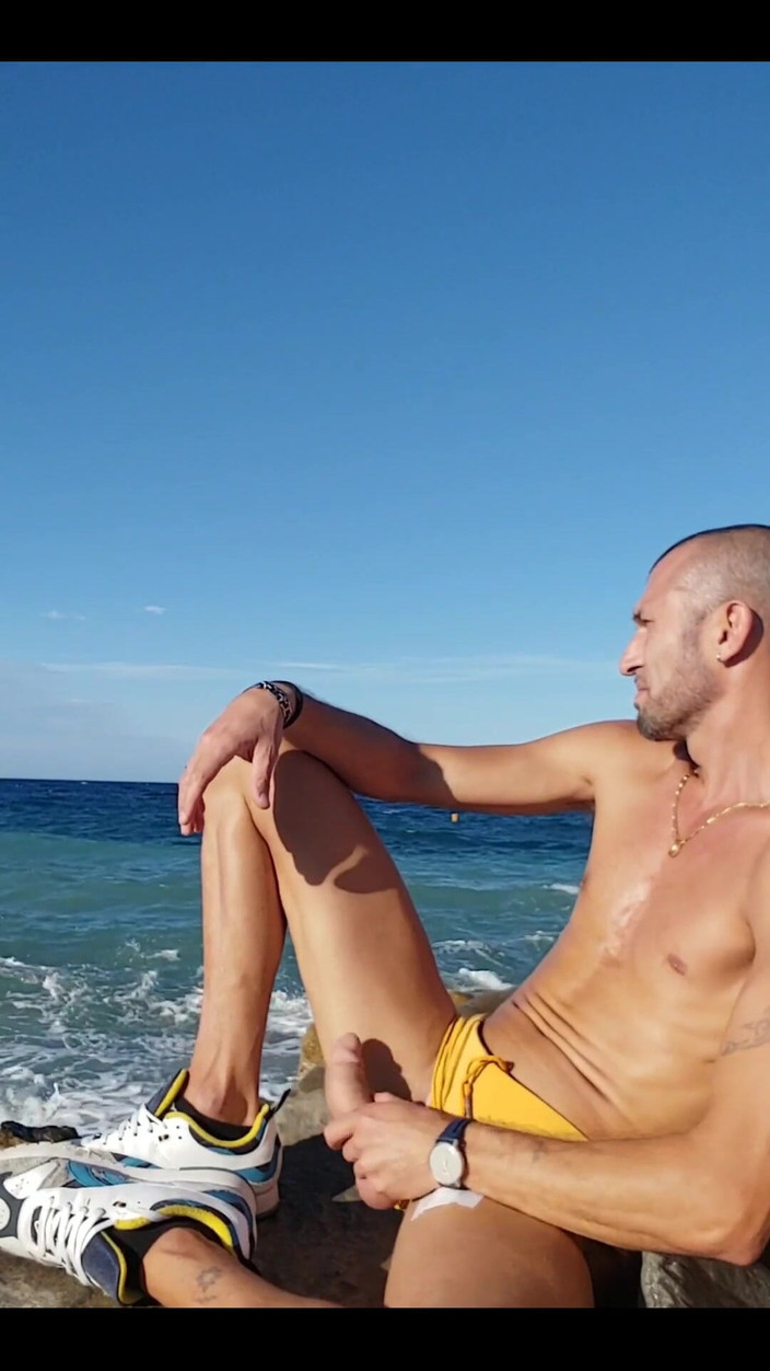 Boy jerking off: Na Praia