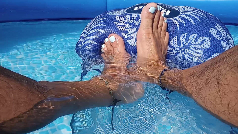 Midsouth Foot Fetish: Pamer kaki basahku di kolam renang