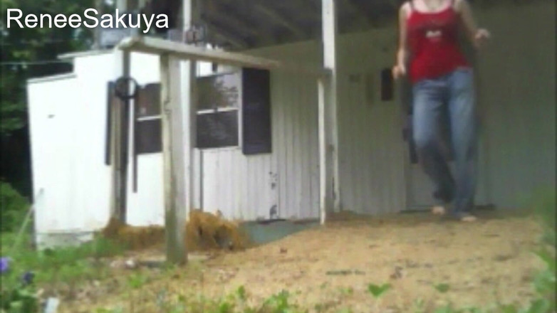 Renee Sakuya: Uzamčeno! Čůrací nehoda po zahradě