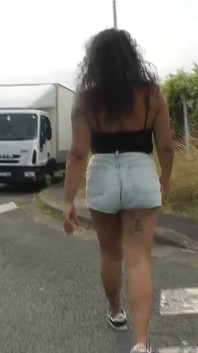 Am surprins o fată neagră masturbându-se și pișându-se în aer liber!