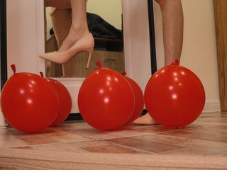 Annet Moroz: 高跟鞋压碎气球。粉碎高跟鞋