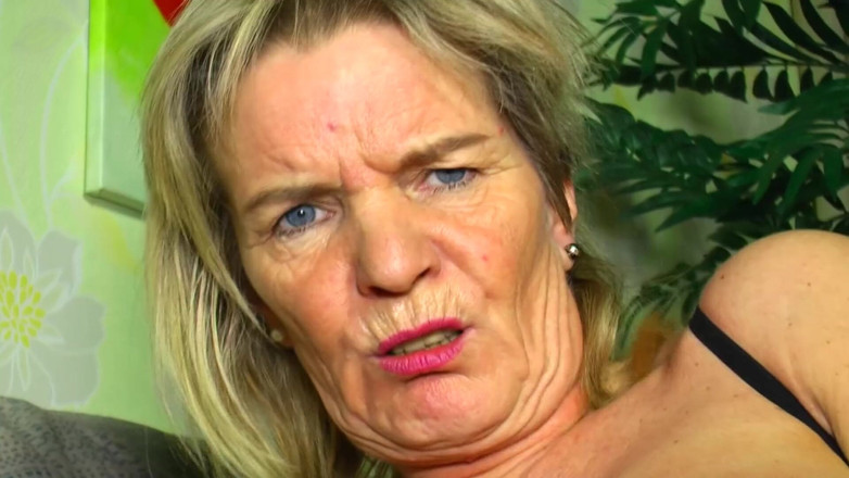 German's Old Chicks: Este bunicuță germană în lenjerie neagră căreia îi place să se joace...