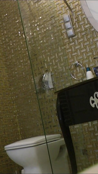 性感女孩在浴室里准备脱内裤，她的女朋友去看她张开她的阴户并检查她的小奶子